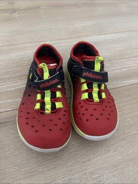 Kids Red Stride Rite Water Grips Phibian Sneaker Shoe Size 9